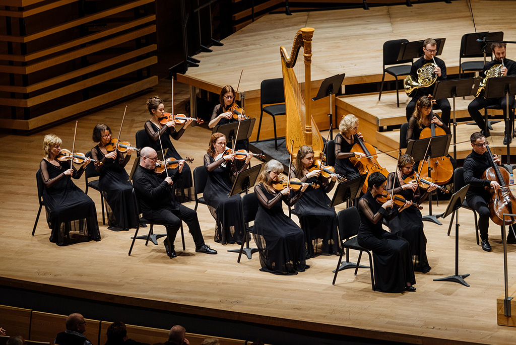 La section des premiers violons de l'Orchestre Métropolitain